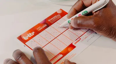 grille-lotto-belge-joueur-strategie.webp Joueur remplissant une grille Lotto belge