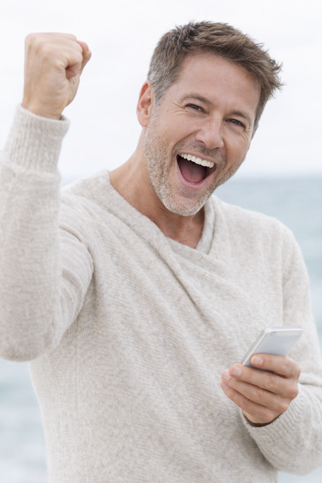 Homme quarantaine heureux du résultat Lotto belge